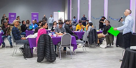 Miembros de la comunidad en un taller sobre huertas