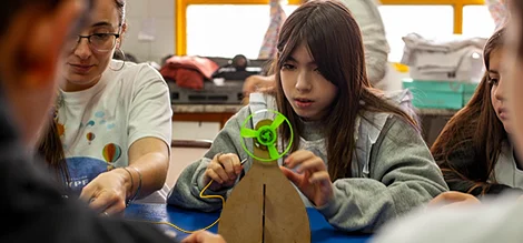 niña y niño realizando un experimento de Vos y la Energía