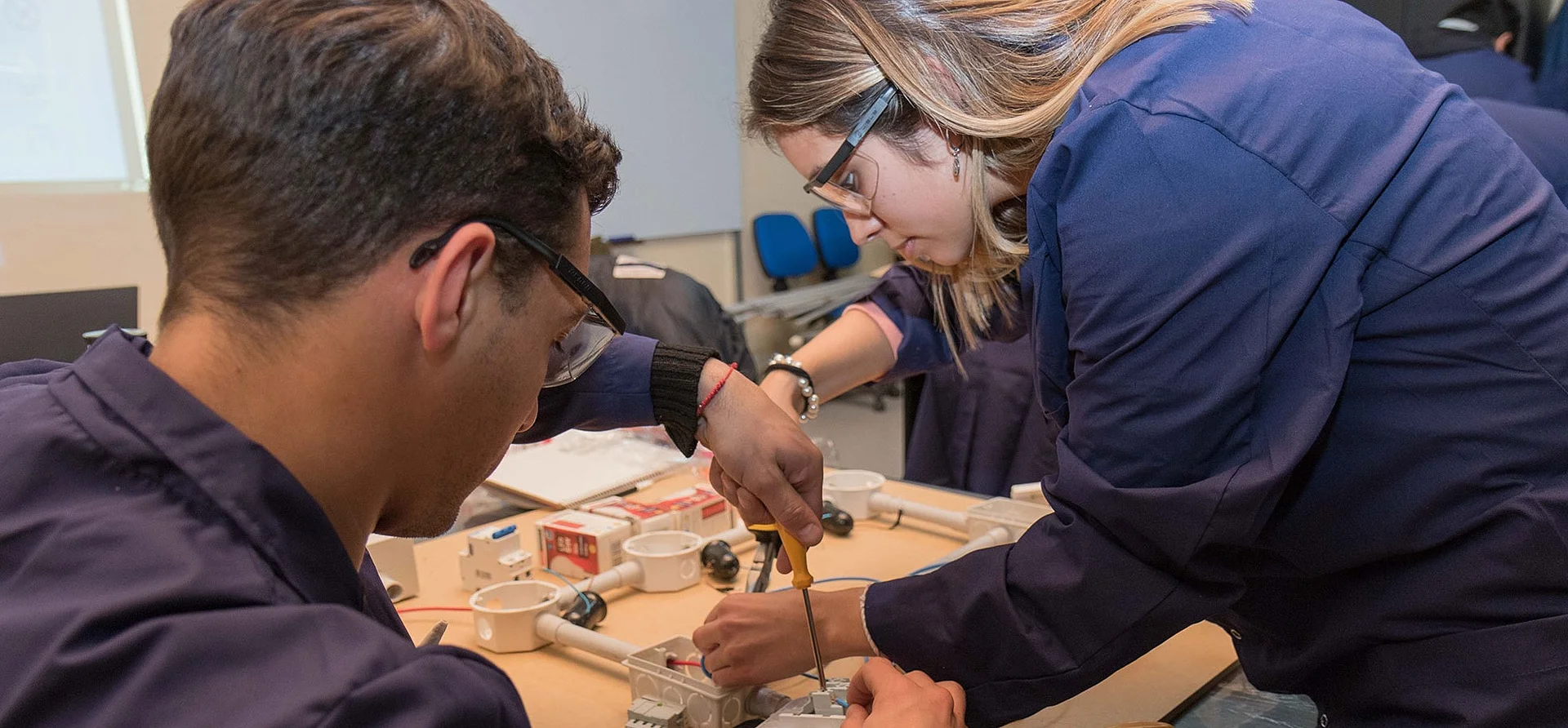 Alumnos en curso de electricidad