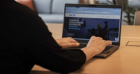 Alumna realizando un curso online de ETP