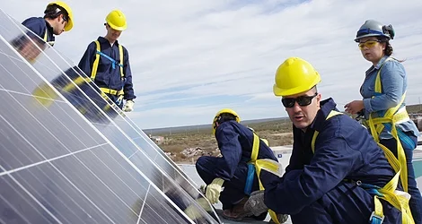 Alumnos en el Aula Móvil transportando un panel solar